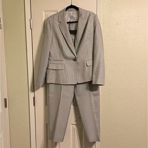 Beautiful Gray and White Women’s Le Suit Lined Pinstripe Suit